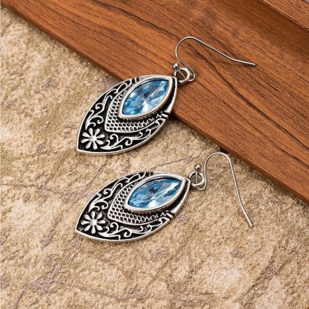 Elegant Silver and Blue Dangle Earrings - Picture 2 of 3